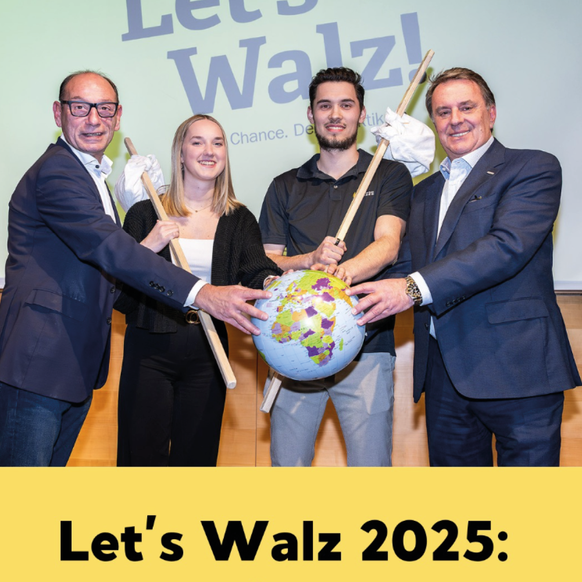Vier Personen halten einen aufgeblasenen Wasserball, der die Erde darstellt